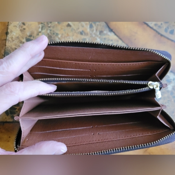 Louis Vuitton Monogram Zip around Wallet - Picture 6 of 6